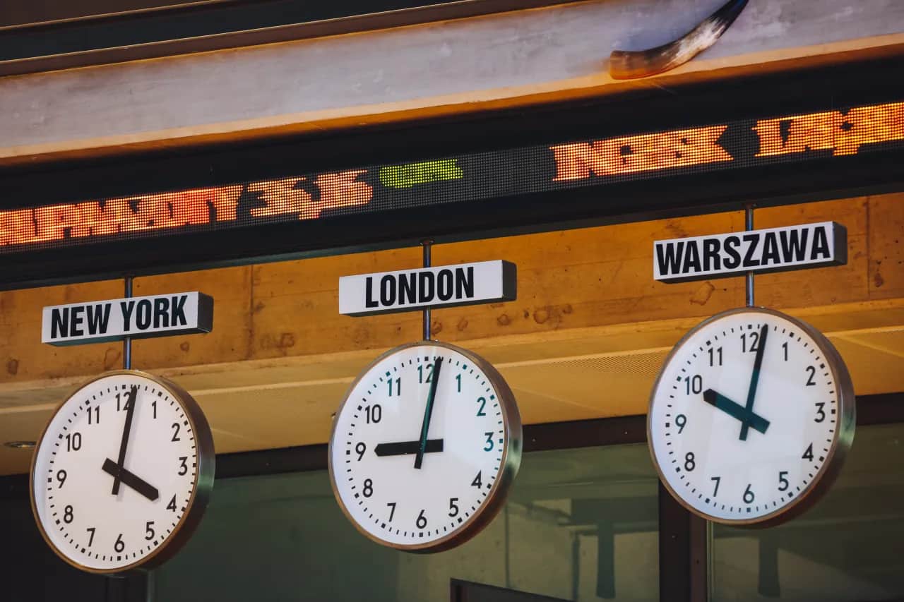 O której zamyka się giełda? Sprawdź godziny zamknięcia giełd w Polsce