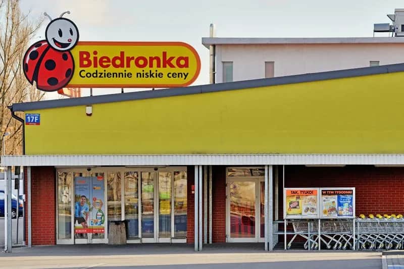 Ile można zarobić w Biedronce? Zaskakujące pensje i benefity