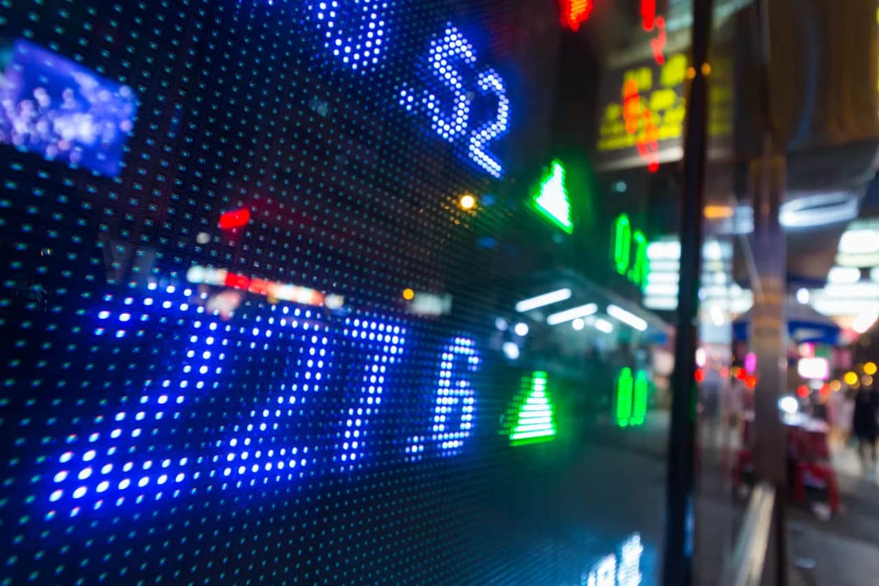 Czy warto inwestować w akcje? Odkryj ryzyka i zyski inwestycji